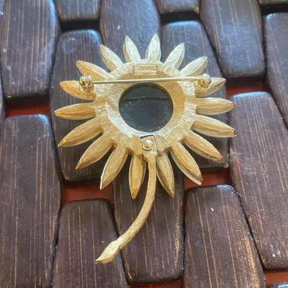 Signed Crown TRIFARI White Lucite Daisy Flower Brooch Gold Tone 1960s - Picture 4 of 4